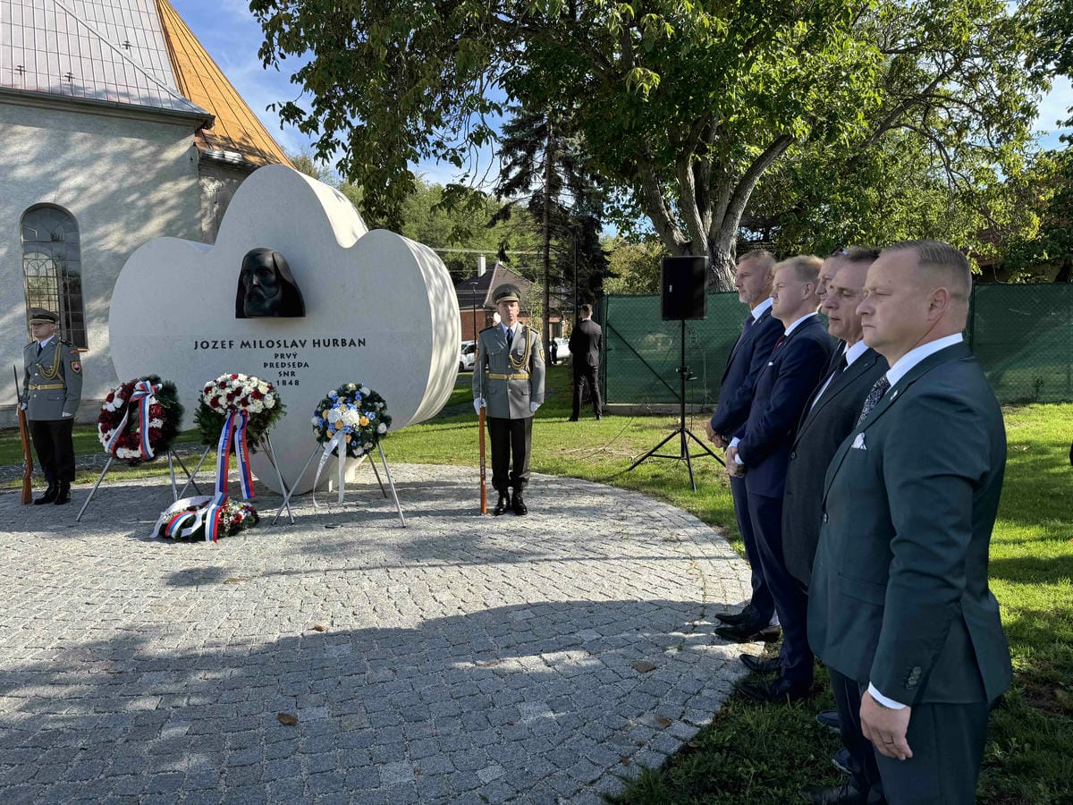 Pamätník s vencami, čestná stráž a zoradení muži